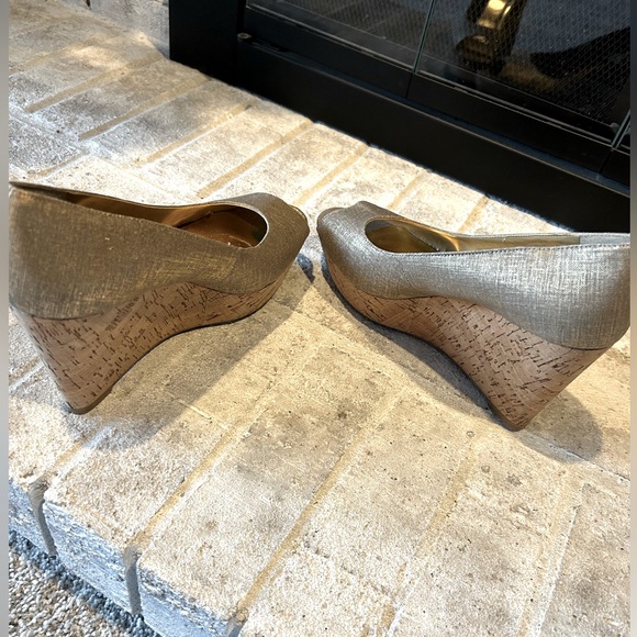 Nine West gold platform wedges, 7.5 - Picture 10 of 13